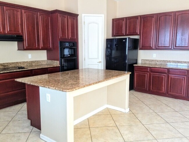 Building Photo - HUGE 5 bedroom, 3 bathroom in Glendale