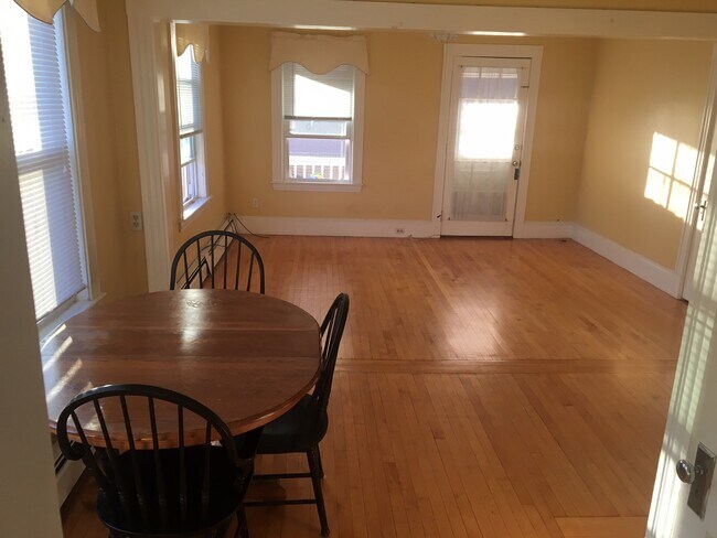 Large living space - 5 Page St