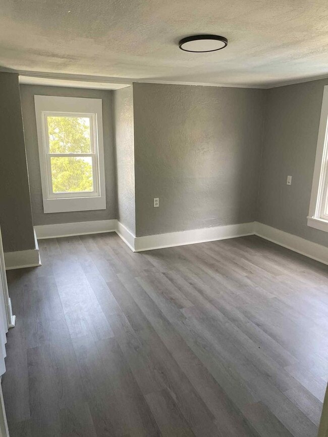 Building Photo - Newly Updated Spacious 4 bedroom 1 bathroom house for rent in Glassport!