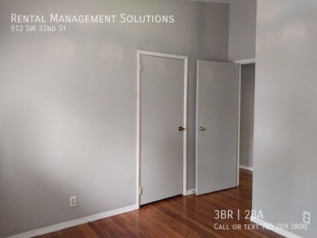 Building Photo - *BONUS LIVING ROOM* 912 SW 32nd St- 3 BED/...