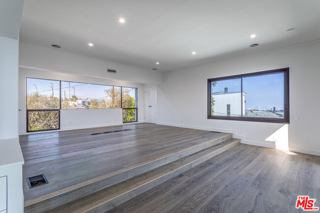 Building Photo - 8424 Grand View Dr