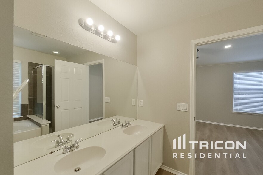 Building Photo - 206 Bison Meadow Dr