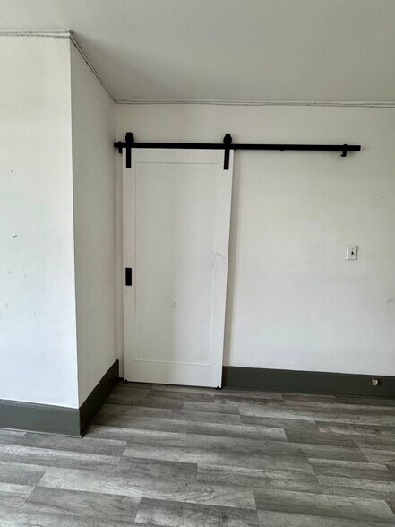 Building Photo - 100 W King St