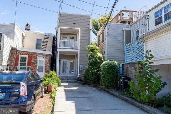 Building Photo - 1330 S Charles St