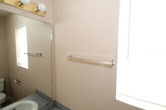 Building Photo - Convenience!