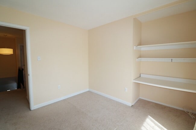 Building Photo - FRESH PAINT AND NEW FLOORING = 3BD + 2.5BA TH