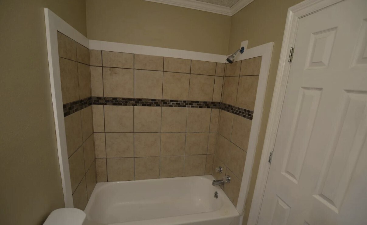 Bath - 1017 Seville Ave