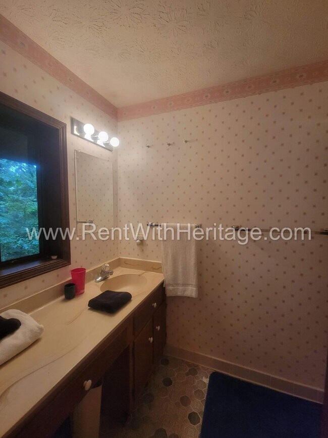 Building Photo - Charming Cabin Style Home on 1.3 Acres / F...