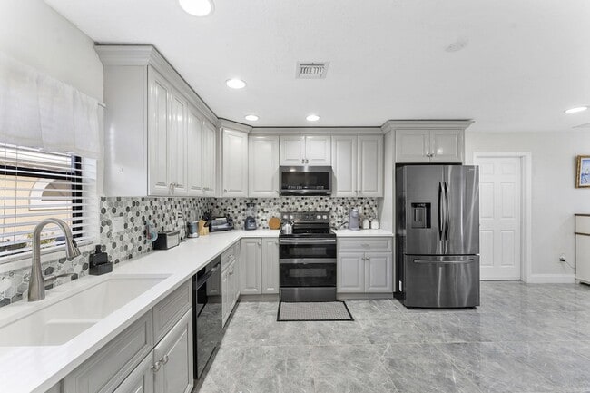 Building Photo - 8103 Covington Ct