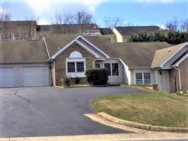 Primary Photo - Single level duplex