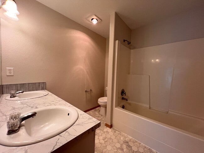 Building Photo - MOVE IN SPECIAL!! Beautifully Remodeled Ho...