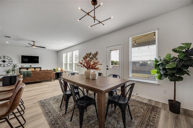 Building Photo - 1905 Red Berry Pass