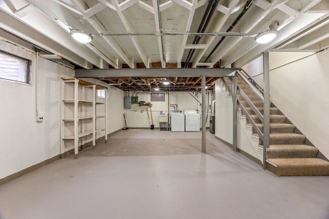 Building Photo - 21 E Thorndale Ave
