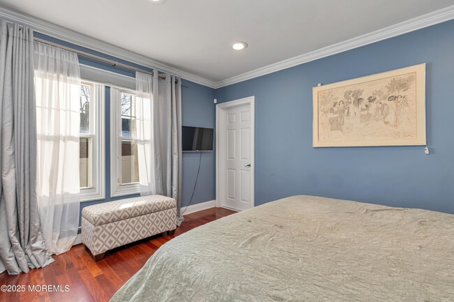 Building Photo - 384 Sairs Ave