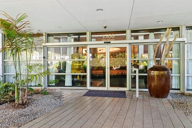 Building Photo - 1500 Bay Dr E