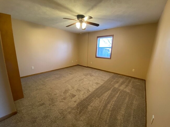 Building Photo - Large 4 Bed /  2 Bath Home