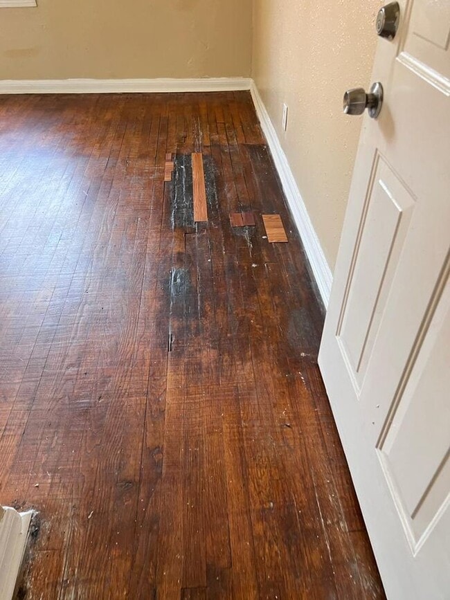 Building Photo - Completely Renovated, huge back yard and close to everything!