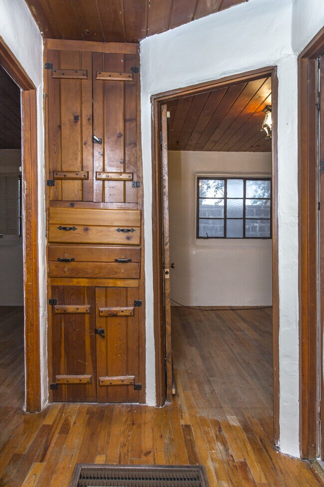 Building Photo - NE 2 Bedroom 1 1/2 Bath