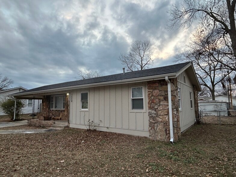 Building Photo - 1008 S Mill St