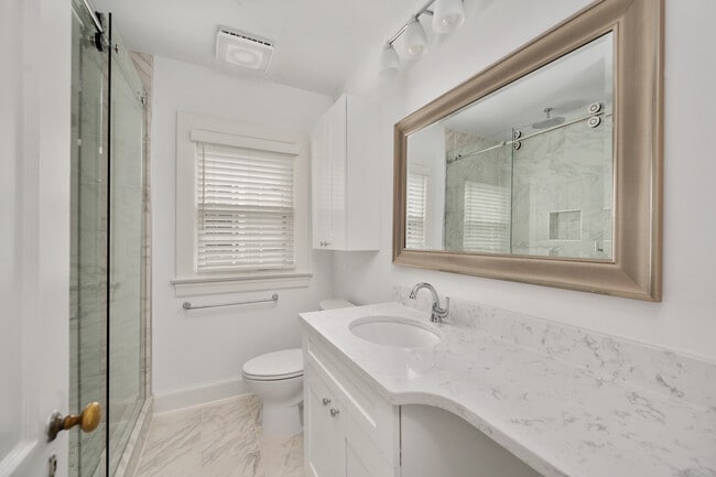 Building Photo - 819 Weedon St