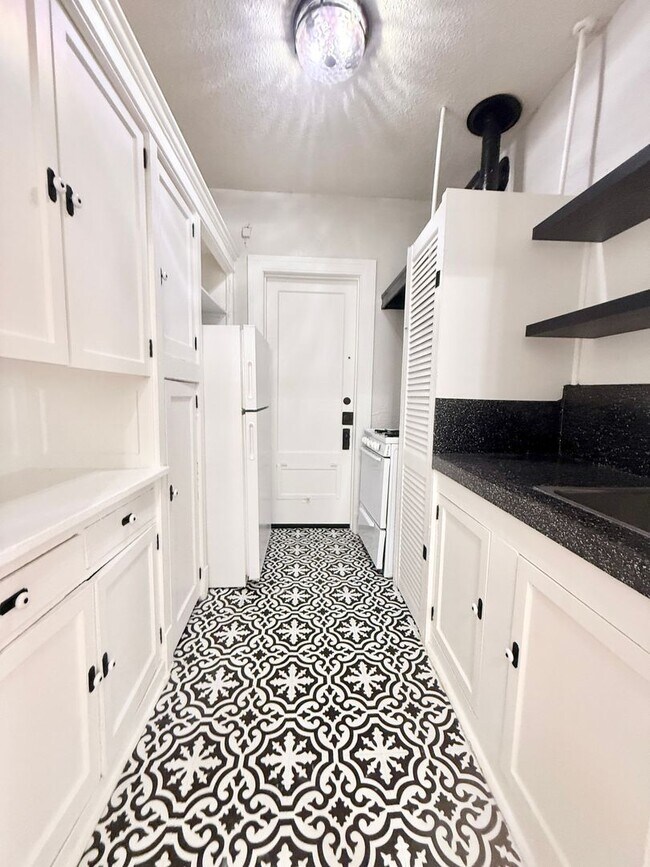 Building Photo - Adorable Downstairs Studio in Vintage 1920s Complex