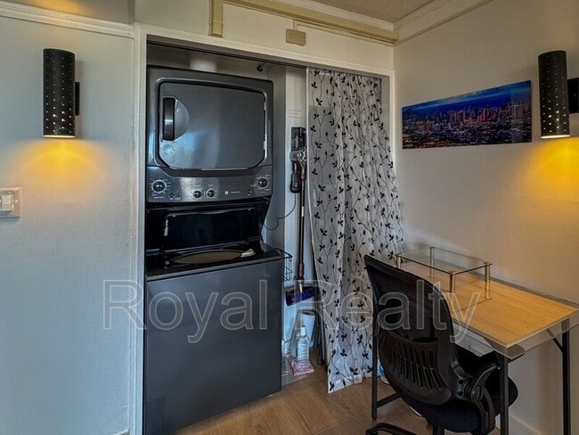 Building Photo - 2333 Kapiolani Blvd