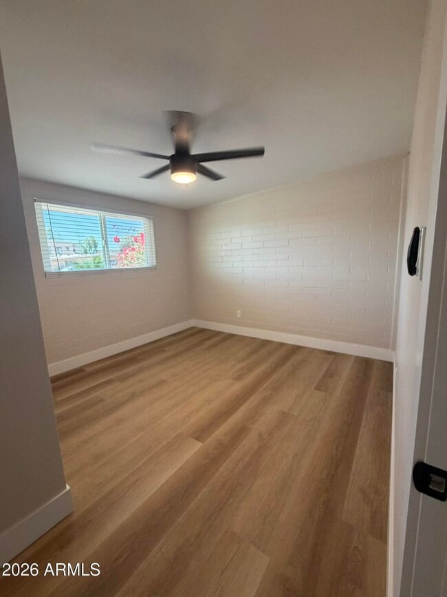 Building Photo - 909 S Kenwood Cir