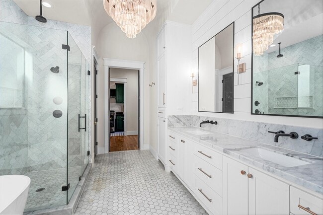 Building Photo - 726 E 28th St