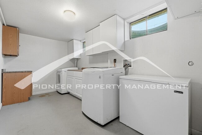 Building Photo - Lovely Single Family Home Fenced in Yard and Central AC