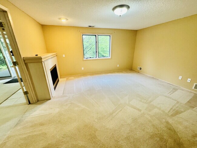 Building Photo - 9120 Trotters Ln