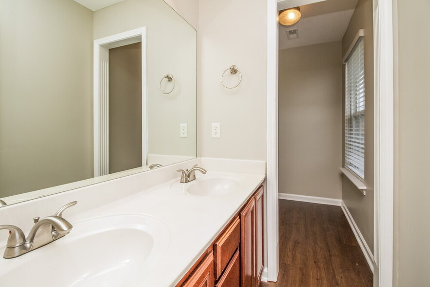 Building Photo - 3011 Ace Wintermeyer Dr