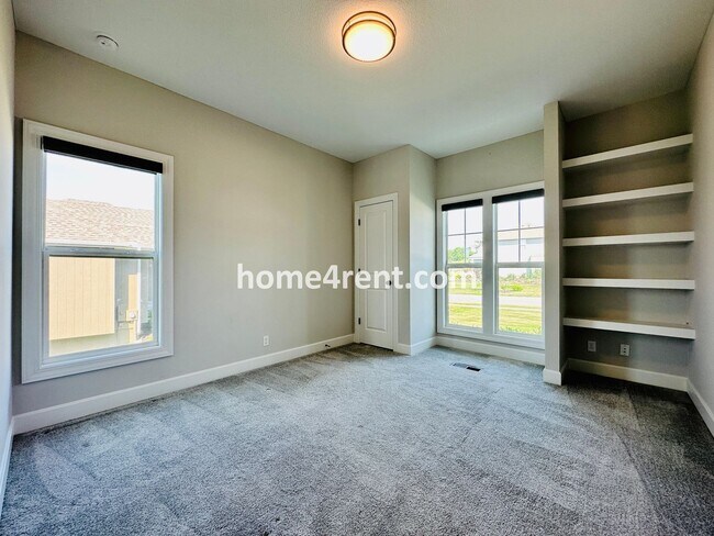 Building Photo - Exceptional Olathe Home in the Cedar Creek Subdivision w/ Wood Floors and a Finished Basment!