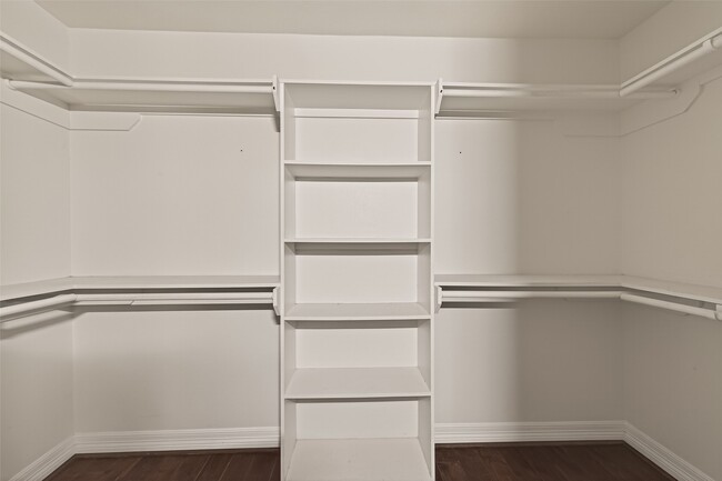 Building Photo - 2130 Round Lake Dr