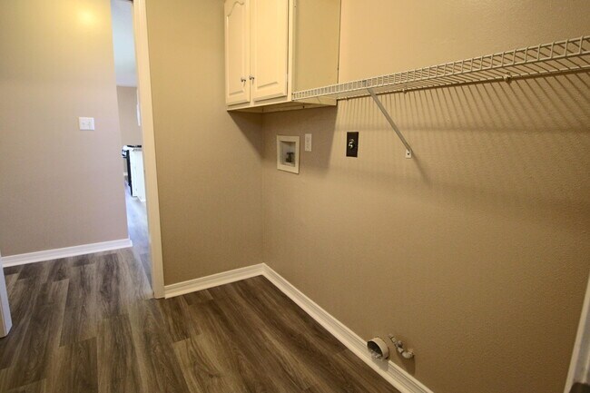 Building Photo - 414 Whirlaway Ct