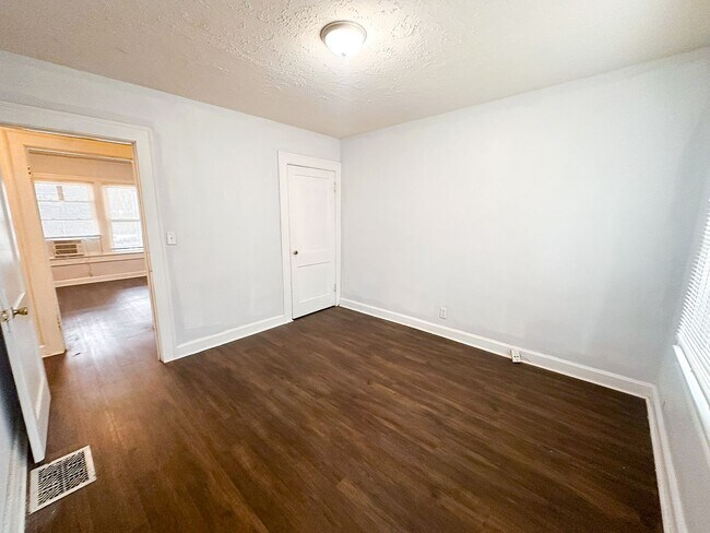 Building Photo - 136 W 37th St
