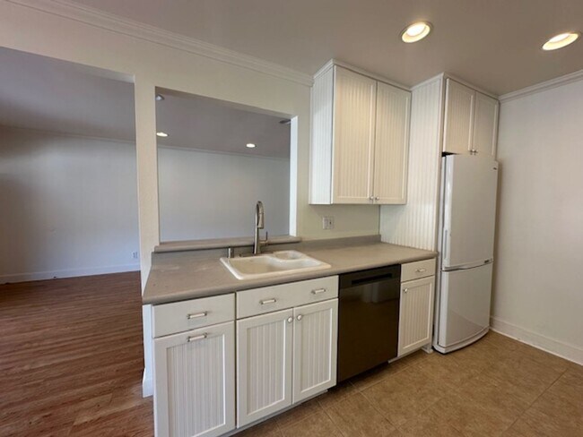 Building Photo - Westlake Village Upper Unit in Village Gre...