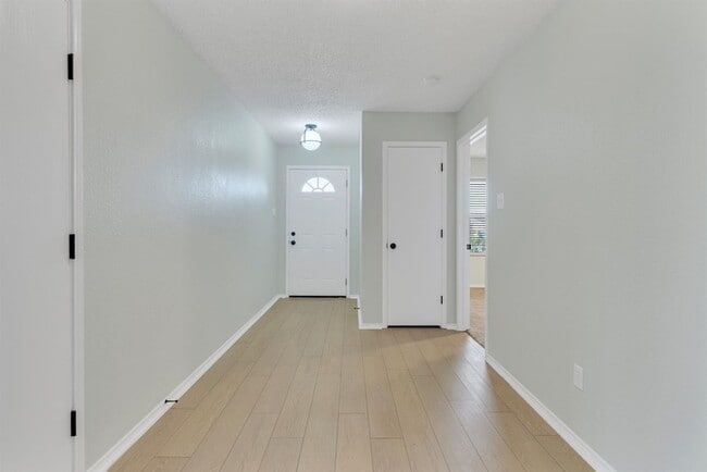 Building Photo - 131 Sandlewood Dr