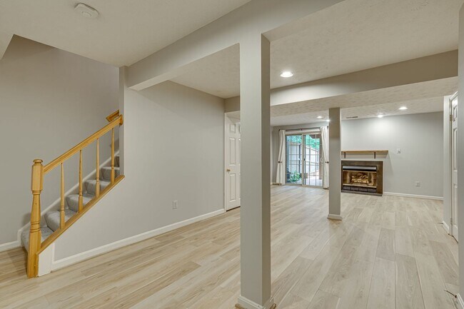 Building Photo - Fantastic townhome in Alexandria