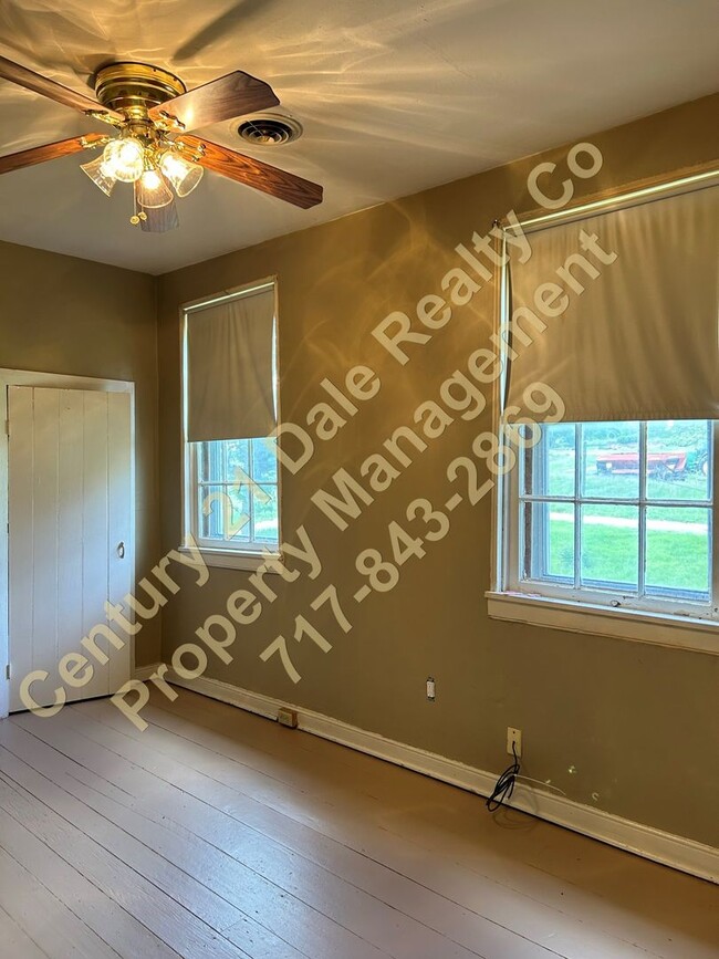 Building Photo - Large 3 Bedroom Apartment in South Eastern...