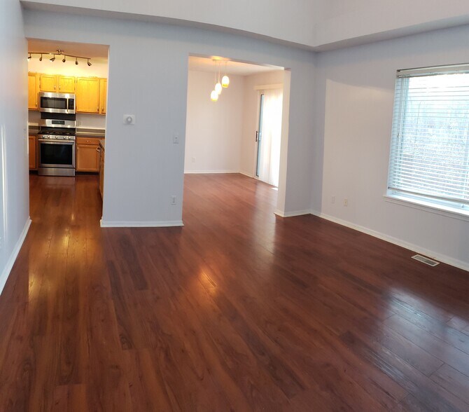 Building Photo - 3910 Old Elm Dr SE