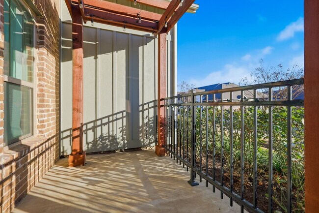 Building Photo - 1332 Square foot townhome in a beautiful community in Argyle, TX ready for lease.