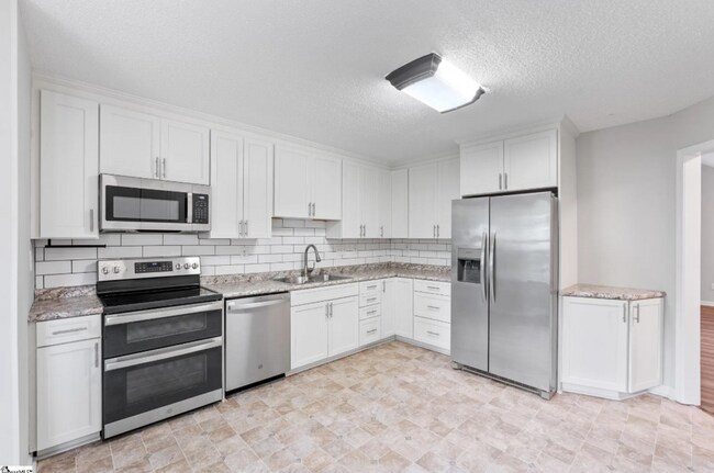 Building Photo - Charming 4/3 Home Downtown Greenville!