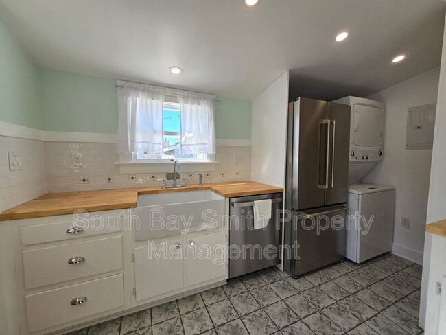 Building Photo - 223 S Guadalupe Ave