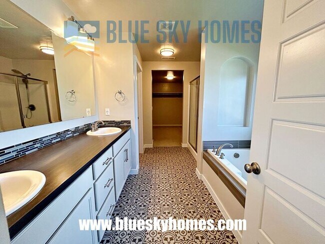 Building Photo - 2572 E Mariposa Dr