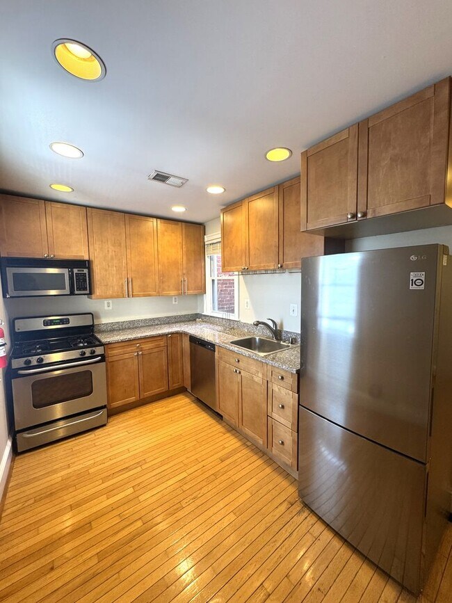 Building Photo - Charming 1BR/1BA Condo in the Heart of Shaw – Parking Included!