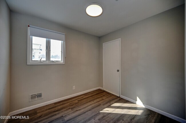 Building Photo - 17 Thomas Rd