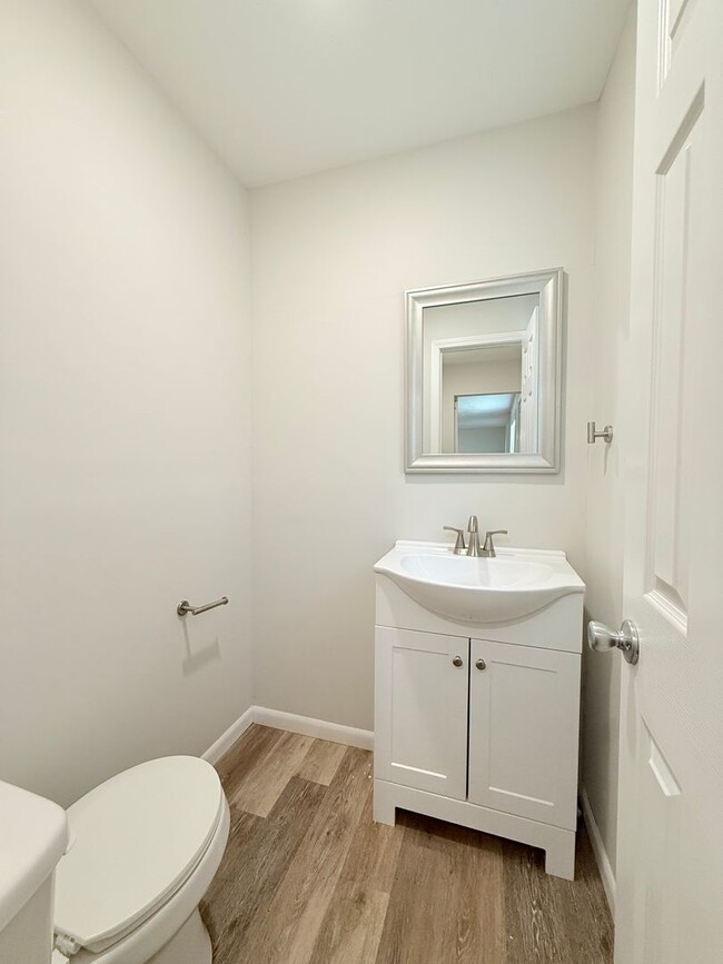 Building Photo - Ultra Open Floor Plan - Lots of New - Walk...