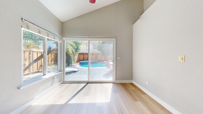 Building Photo - 490 Silvertail Pl