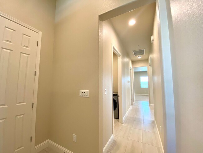 Building Photo - $2,495 Leonard & Ashlan, 3 Bedroom Home - ...