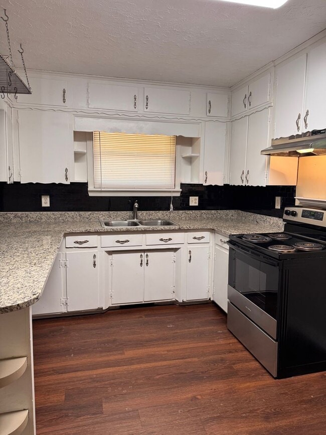 Building Photo - 2 BED, 2 BATH BRICK HOME LOCATED IN ASHEBORO!